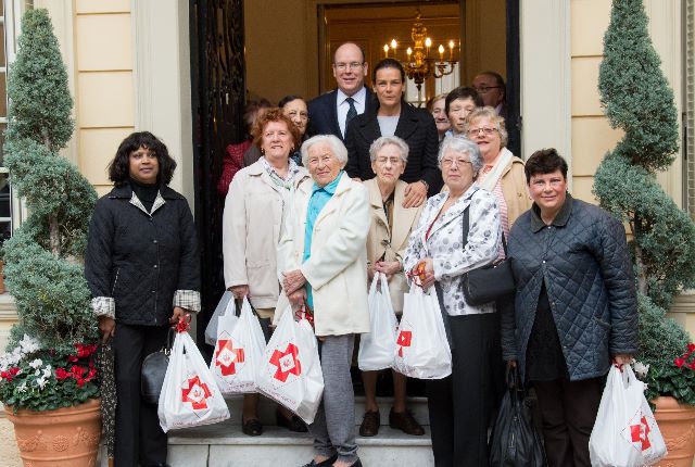 Remise des colis aux bénéficiaires de la Croix-Rouge monégasque