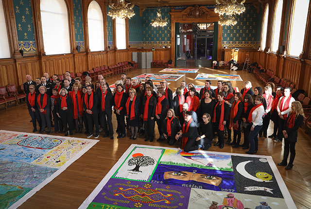 S.A.S. la Princesse Stéphanie participe au déploiement des courtepointes
