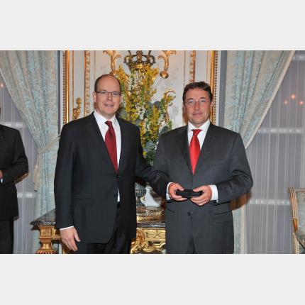 S.A.S. le Prince Albert II a remis une décoration à Monsieur Achim STEINER