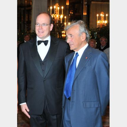 S.A.S. le Prince a remis l'Olivier d'Or à M. Elie Wiesel