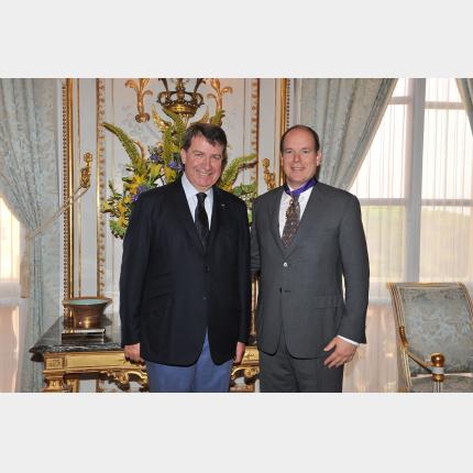 M. Xavier DARCOS a remis à S.A.S. le Prince Albert II la distinction de Commandeur de l'Ordre des Palmes Académiques