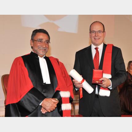 S.A.S. le Prince Albert II S'est vu remettre les insignes de docteur Honoris Causa de l'Université de Nice-Sophia-Antipolis